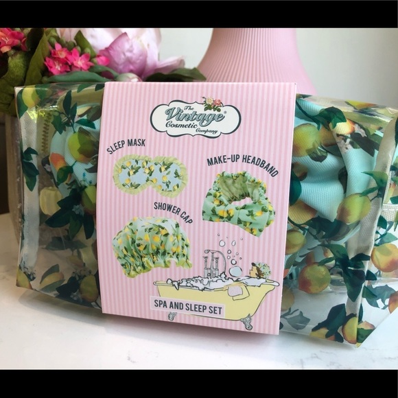 the Vintage cosmetic company Accessories - The Vintage Cosmetics Company Spa and Sleep Set 🆕
